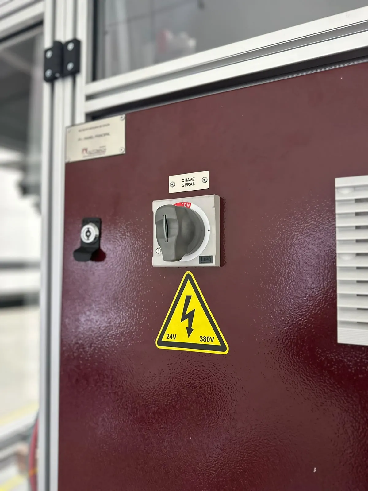 Chave geral do novo painel elétrico da máquina de solda
