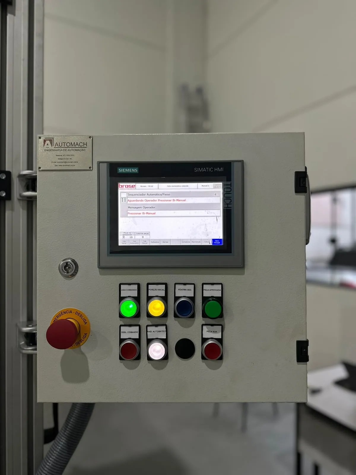 IHM Siemens Comfort Panel instalada na máquina de solda
