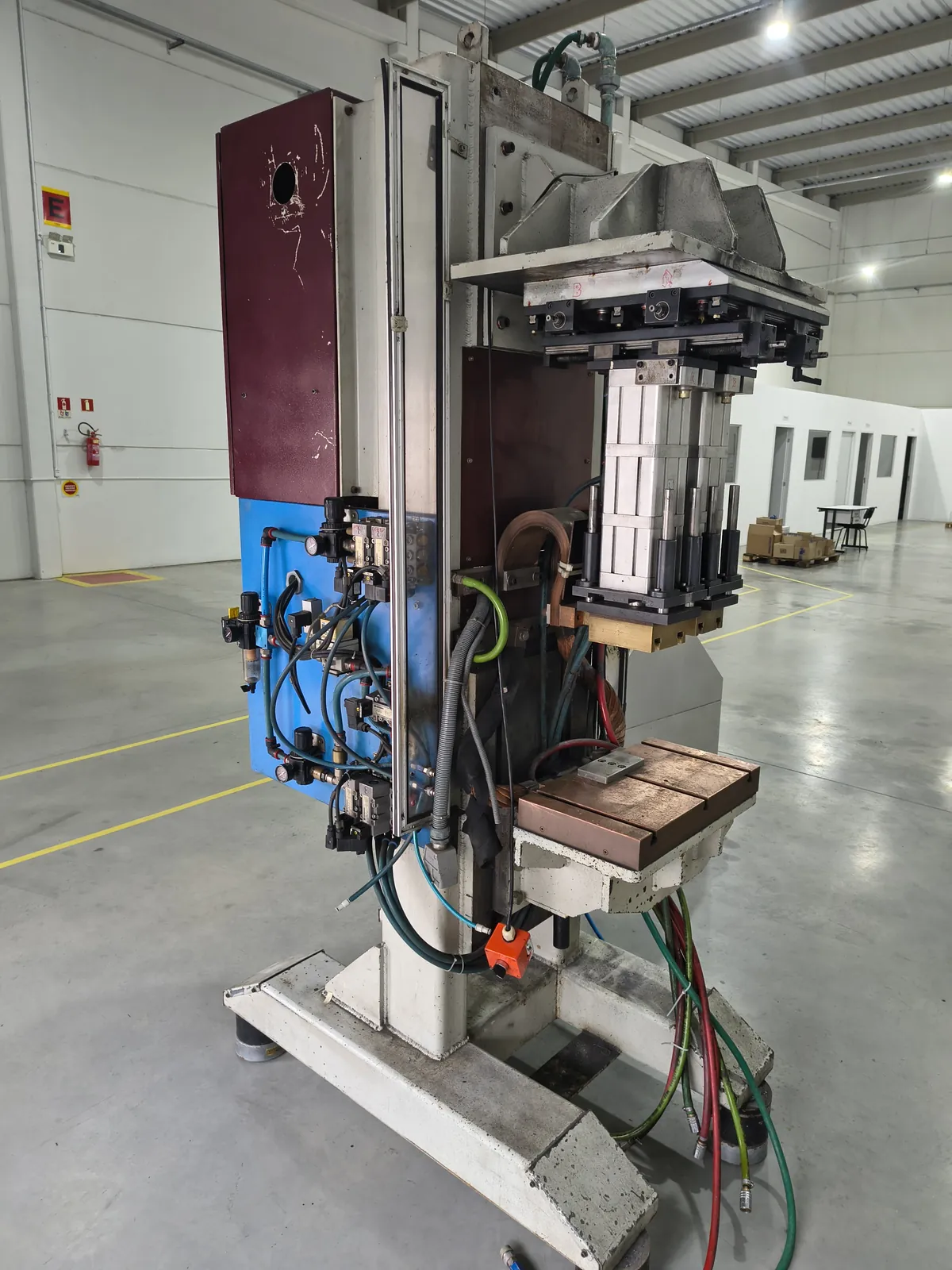 Máquina de solda a ponto antes do retrofit