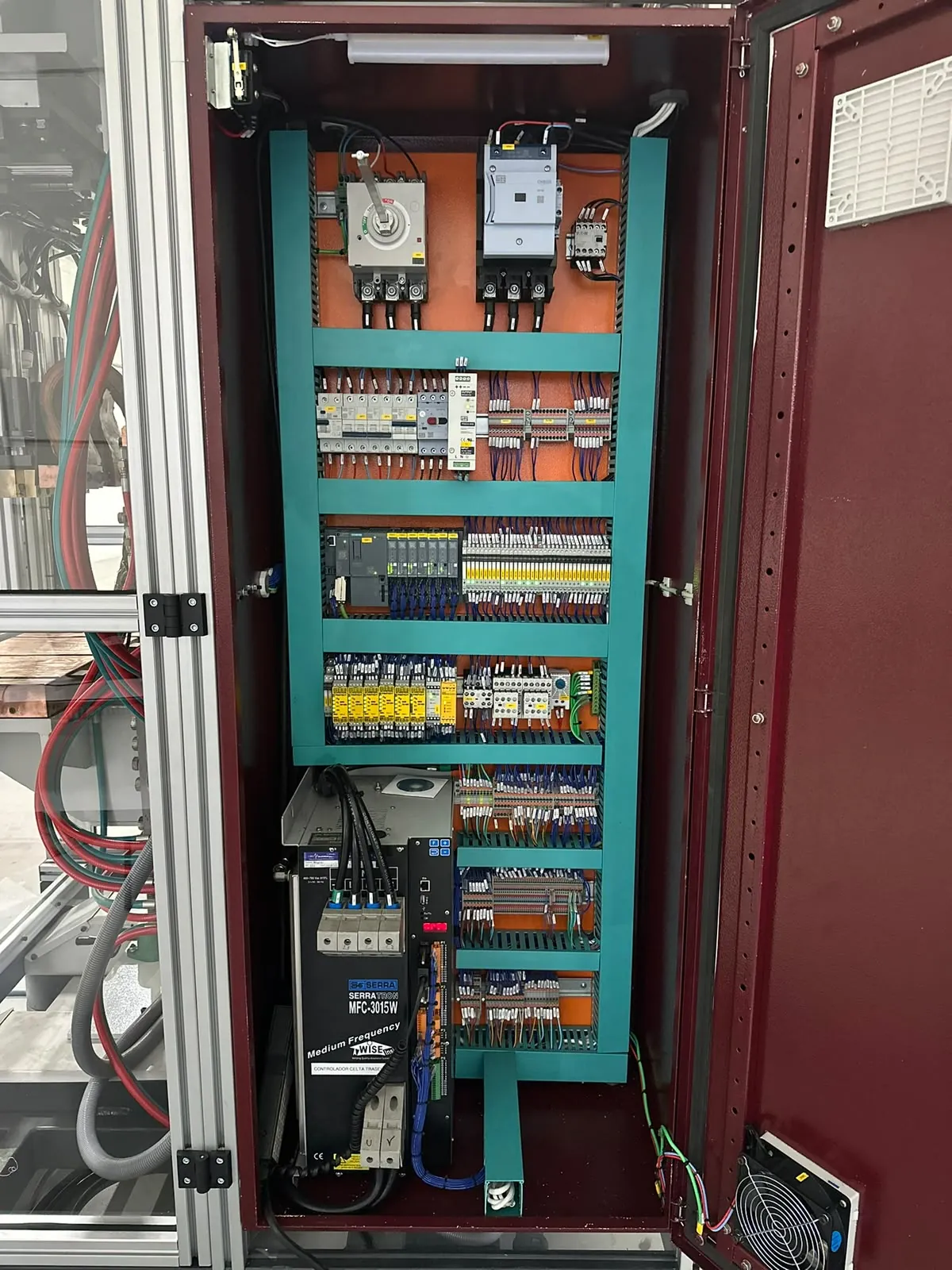 Painel elétrico novo montado na máquina de solda