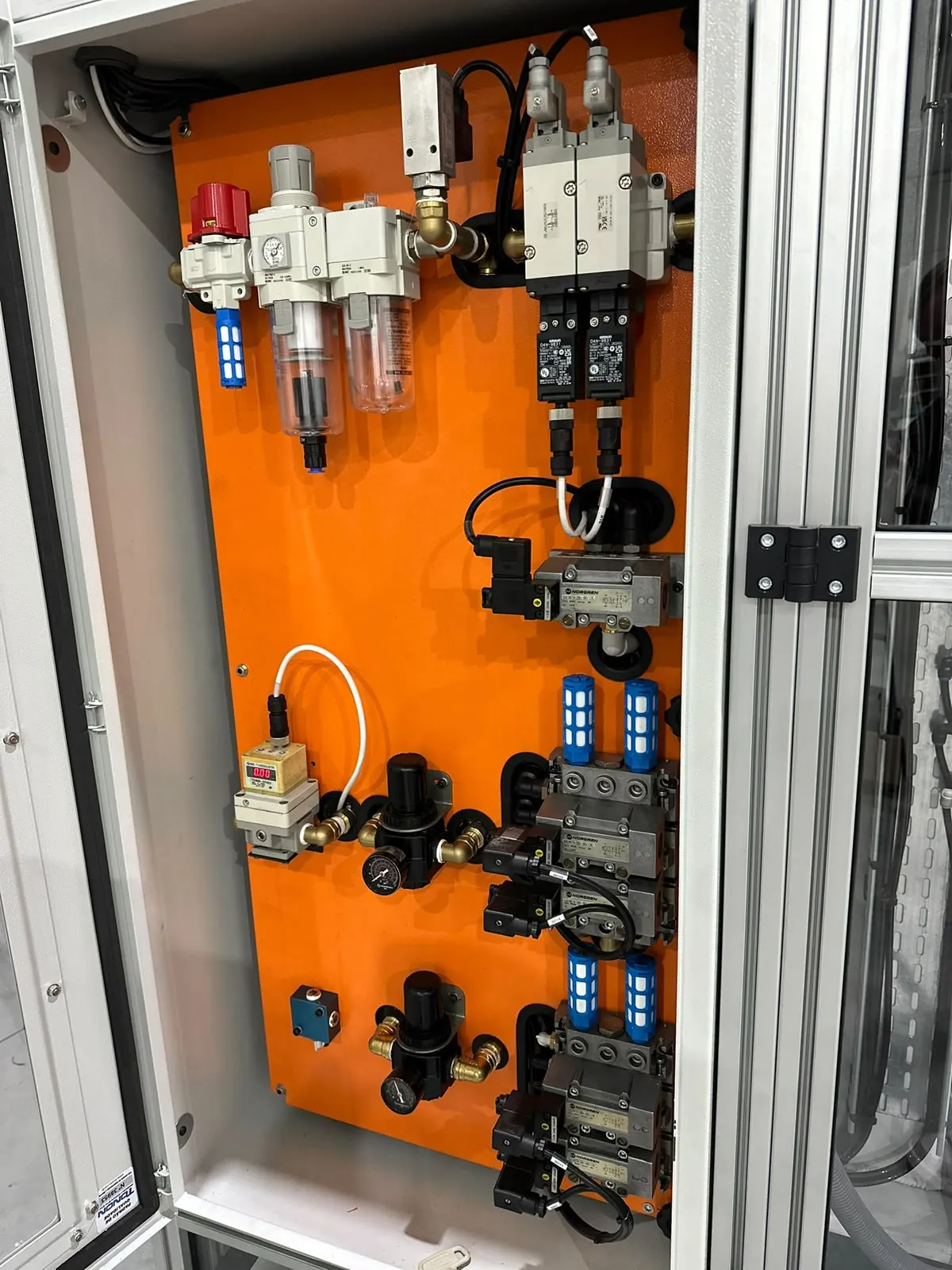 Painel pneumático novo montado na máquina de solda